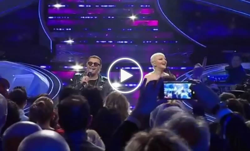 Grignani e Arisa scatenati sul palco di Sanremo. Tutti in piedi, lei: “Abbiamo fatto un casino” – IL VIDEO