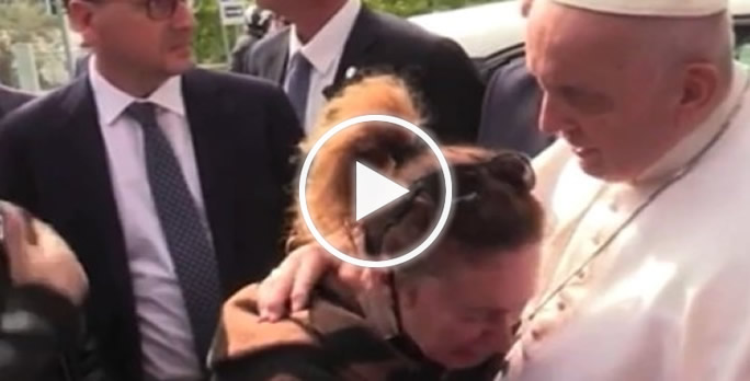 Papa Francesco esce dall’ospedale, il commovente abbraccio con due genitori che hanno perso la figlia – IL VIDEO