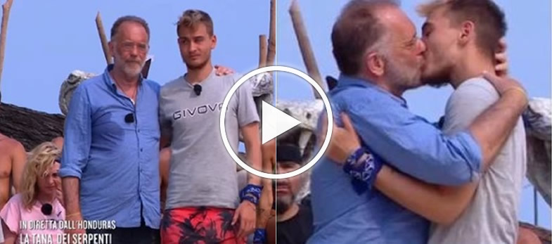 Isola dei Famosi, critiche al bacio tra Cecchi Paone e Simone Antolini. Ex naufraghi: “Disagio e cattivo gusto” – IL VIDEO