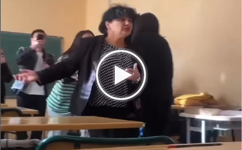 Studenti litigano in classe, insegnante interviene preoccupata ma poi scopre che è una sorpresa per lei: l’emozionante VIDEO