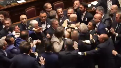 Rissa alla Camera: Deputato M5s colpito alla testa durante discussione sull’autonomia differenziata – VIDEO