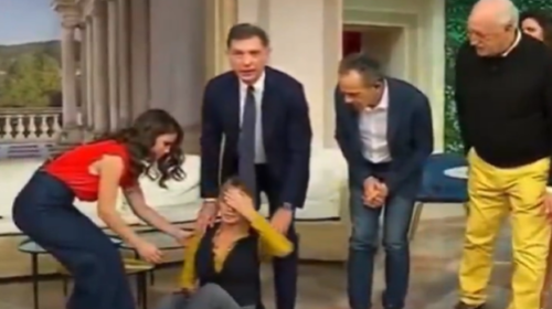 Imprevisto in diretta Tv, Anna Falchi sviene a “I Fatti Vostri”. Tiberio Timperi: “È uno scherzo?” IL VIDEO