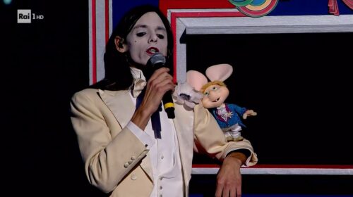 Sanremo, magia e tenerezza nella serata cover con Topo Gigio: il duetto insieme a Lucio Corsi incanta – VIDEO